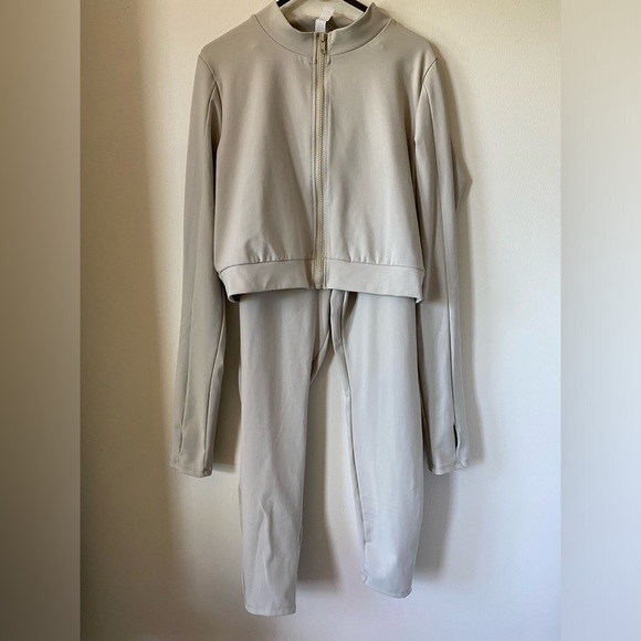 Fashion Nova Taupe Amalie Elevate Active Set - Picture 5 of 10